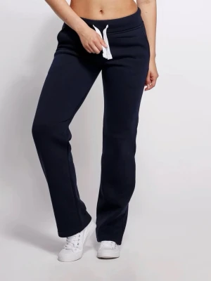 russemerch byxor - Säljer ett par mörkblå mjukisbyxor med vit dragsko i midjan. Byxorna har raka ben och är tillverkade i ett mjukt och bekvämt material, perfekta för chill dagar. Klassisk design utan synliga loggor eller detaljer.