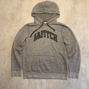 Abercrombie & Fitch hoodie - Jag Säljer en fet Abercrombie & Fitch hoodie| skicket på tröjan är bra 8/10  | storlek M | ny pris 2000: mitt pris är 499 | skriv vid frågor och funderingar  