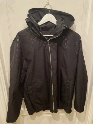 L.V Windbreaker - Svart windbreaker som går att vändas ut och in. Size: M. Skriv med minsta funderingar 🌟 