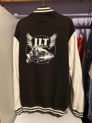 JLT- John Lindberg trio - baseball jacka - St XXL  I använt bra skick  Stor och bekväm tröja  