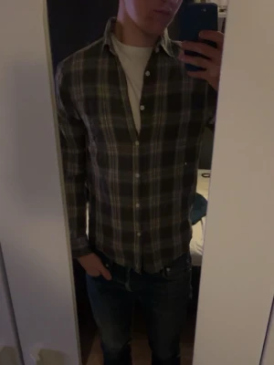 Rutig skjorta  - Rutig skjorta - Hampton Republic - Storlek S- Mycket fint skick - Mitt pris: 149kr - hör av dig vid funderingar 💫