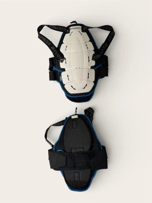 Everest Ryggskydd (Junior) – Strl XS (140-152) - Säljer ett säkert och smidigt ryggskydd från Everest i juniorstorlek XS, anpassat för kroppslängd 140-152 cm. Perfekt för skidbacken eller snowboardåkning. Justerbara remmar och midjebälte för optimal passform och skydd.  Skick: Fint skick! Redo för nästa säsong eller sista åken i fjällen. Kommer från ett helt djur- och rökfritt hem.  Pris: 250 kr.  Finns i Bromma. Snabb och smidig affär prioriteras.