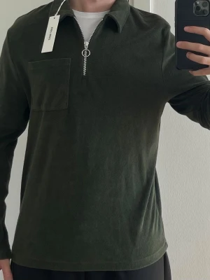 Half zip - Brothers frotté mörk grön half zip. Storlek S.