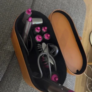 Dyson Airwrap - En riktigt bra dyson airwrap, tyvärr finns inte kvittot kvar men den är äkta💖 Detta är första modellen som kom ut och har tillköpts extradelat för längre hår!😇 Den har lite kosmetiska skavanker men inget som påverkar användning, fungerar fortfarande superbra! Säljes då den inte kommer till användning efter att jag köpte den nyare modellen💖