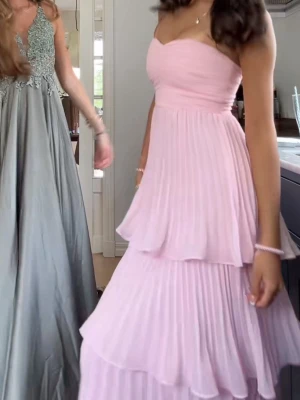 Rosa balklänning från lulus i storlek xxs!! - Jätte fin ljus rosa balklänning från lulus, helt nytt skick och endast använd en gång under min bal i somras!  