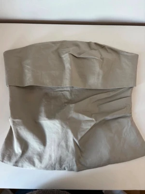 Topp - Beige tub/bandeu topp från zara, knappt använd.