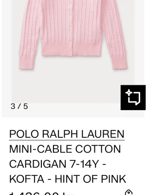 Rosa kabelstickad kofta Polo Ralph Lauren - snygg ljusrosa kabelstickad kofta från Polo Ralph Lauren i bomull. koftan har rund hals, knappar framtill och ribbade muddar. fint skick. 