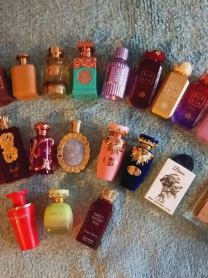 Lattafa Haya 5 ml split  - 5 ml split I glasdekant med spray 