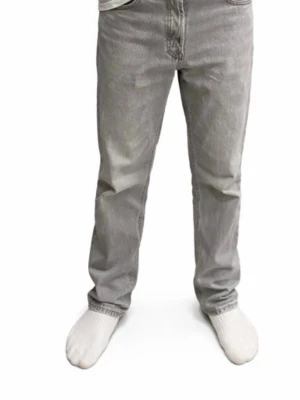 Jack & Jones Grå raka jeans med tvättad look. - Snygga grå jeans med rak passform och tvättad finish. Klassisk femficksmodell med normal midja och dragkedjegylf. Jeansen har en avslappnad vibe och passar perfekt till en streetwear-stil. Materialet är denim i bomull som ger en skön känsla hela dagen.