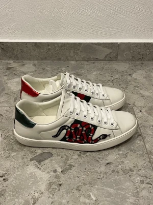 Gucci Ace Snake - Gucci Ace Snake || Storlek 41 || Skorna är i mycket bra skick (se bilder) || Tveka inte på att höra av dig vid frågor eller funderingar 