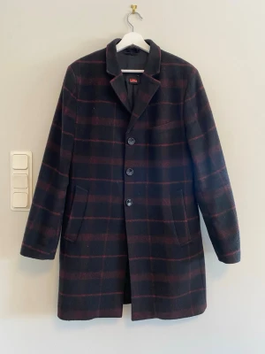 J. Lindeberg rock (storlek 50) - Otroligt stilig rock som inte bara är snygg utan har även ”Gore Windstopper” vilket gör att den är vindtät och varm. Fungerar mycket bra även när det är blött.  Den är väl använd men har inga defekter alls. Helt i nyskick, och kommer ren.  Modellen är av namnet August Melton, för mer information om kappan på J. Lindebergs hemsida. (Däremot är detta en äldre modell och är ej i kashmire).  Storlek 50. (M/L) Nypris: 4800 kr  Kom gärna med prisförslag. 