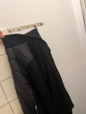 Masimo dutti cardigan  - Säljer en svart bomberjacka med quiltade paneler och ribbade muddar. Jackan har dragkedja framtill och en klassisk bomberkrage. Materialet är glansigt och ger en modern look, perfekt för dig som vill ha en stilren och enkel jacka.Jag fraktar ej kan endast mötas upp i Malmö hör av er gärna vi kan även diskutera priset endast seriösa köpare 