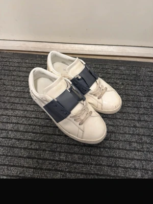 Valentino Open  - Säljer ett par snygga valentino opens som är rena och fina, det finns lite små märken på skorna därför säljer jag dessa för ett billigare pris, annars är det ett par fina och sköna skor att gå i och såklart ett par snygga skor