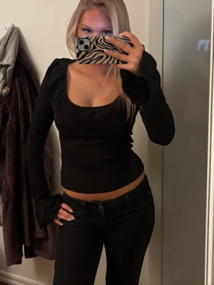 Svart långärmad topp med urringning - Säljer en svart långärmad topp med rundad, djup halsringning❣️