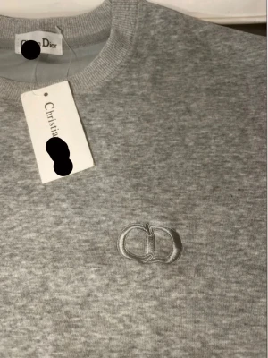 CD tröja - CD tröja storlek M men sitter som en S eftersom dem är små i storleken. Pris går att diskutera. Snabb affär = Sjukt billigt pris.☀️