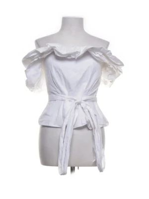 Vit blus med volang - Superfin vit blus med volangdetaljer upptill. Knytband i midjan 💕