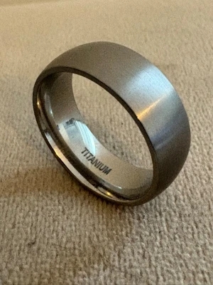 Titanium Ring 8 mm - Borstad - Titanium ring med borstad finish - passar för män som gillar minimalistisk design med edge.   Material: Titanium (Titanium-stämpel) Färg: Silver   Design: Handgjord, Borstad yta, Bekväm passform, Passar för män Bredd: 8 mm   Storlek: 19,8 mm i diameter (US 10) Skick: Helt ny Frakt: Alltid snabb leverans                                      🎁 Levereras i en fin presentförpackning, en perfekt present till din pojkvän, make, pappa, bror, son, morfar samt till vänner 