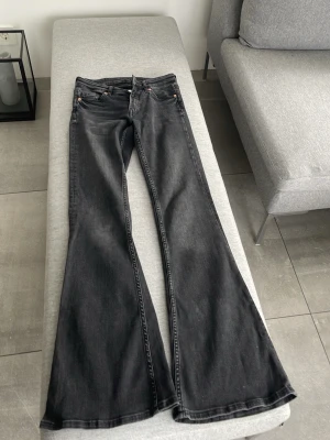 Grå low waist jeans  - Grå low waist jeans, använt 1-2 gånger, low waist, inga defekter, långa och bootcut