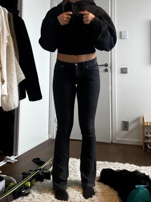 Jeans  - Säljer dessa snygga jeans, passar 34/36, väldigt stretchiga 