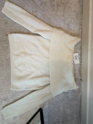 Off shoulder stickad tröja Cubus - Off shoulder vit stickad tröja från Cubus 🤍 Helt ny och aldrig använd — prislappen sitter kvar. Jättefin modell som sitter snyggt off shoulder, perfekt både till vardag och lite finare tillfällen.  Jag säljer den eftersom den tyvärr inte passar mig som jag hade tänkt.  Skick: Ny Storlek: XS Pris: 150 kr (originalpris 499 kr, alltså 349 kr billigare!)  Hör gärna av dig vid intresse eller frågor! 