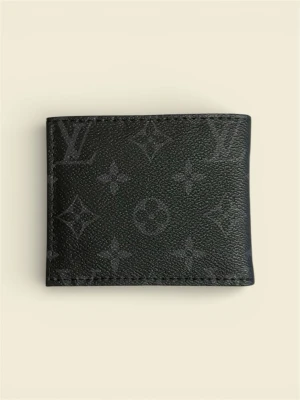 Svart L Plånbok - Svart lyxig plånbok för dig som vill bära både kontant och bankkort med stil. Perfekt för sommar som nu är påväg in. Inga skador/defekter alls. Hör gärna av vid frågor och funderingar