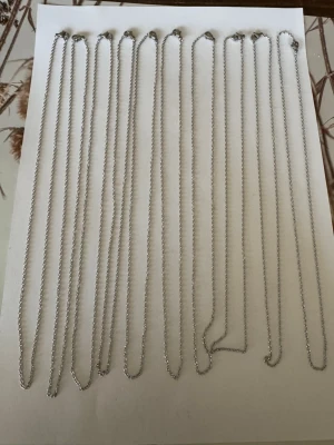 Silverkedjor - Säljer av material som jag använt för att göra smycken. Har 2025 tillverkat och sålt smycken för över 50.000kr så är något folk uppskattar (om man håller låga priser) . Nu har jag dock tappat intresset så säljer av allt jag har. Kolla gärna in andra annonser   I denna annons hittar du silverkedjor 50cm långa . Annonsens pris avser 10st men har ca 80st . Går att köpa fler 