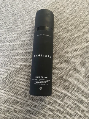Bagliora Rich Cream ansiktskräm - Lyxig ansiktskräm från Bagliora i en stilren svart flaska. Innehåller ingredienser som kronärtskocka, avokado och broccoli samt vitamin E och omega 3+6. Perfekt för dig som vill boosta huden med näring och fukt. endast använd 2 gånger 