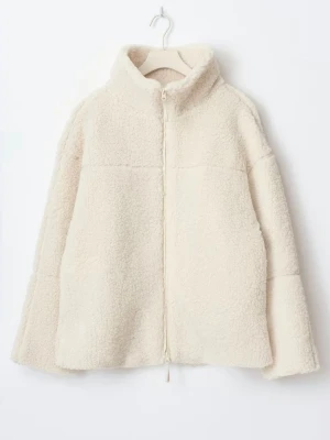 Pile zip jacket - super mysig och fin teddyjacka från gina som passar perfekt nu inför våren. I perfekt skick men används tyvärr inte. Storleken är xxs men ändå ganska stor och passar mig som använder upp till storlek S!