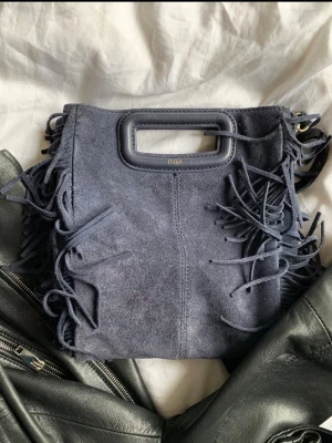 Mörkblå Maje Väska - Superfin mörkblå handväska från Maje! 