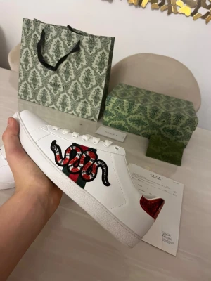 Vita unika skor med snake design - Säljer ett par mycket fina skor med snake design. Storlek 44 sitter som 44! Allt på bilden medföljer och säljs nu för ett riktigt schysst pris😇