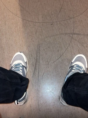 B22 sneakers från Dior - Säljer ett par B22 sneakers från Dior med vita och blå detaljer. Skorna har en futuristisk design med mesh och läderpaneler, samt tjock sula i vitt och svart. Box medkommer Tack på förhand 👍 Finns och hämta på Gotland