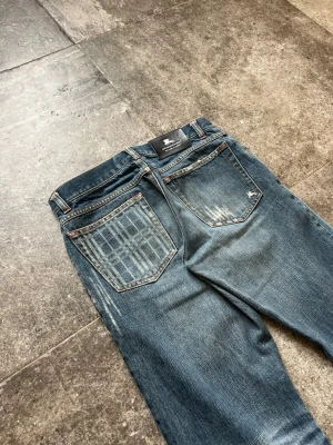 Vintage 2005 Burberry Black Label Jeans - Flared - häääärregud vad jag levererar, här har du nu chansen att kamma hem ett par black labels från 2005🫡 de är flared och i storlek 70 (runt 30/32) 👏 Iprincip perfekt skick vilket är helt sjukt för dess ålder!🖖 tveka inte på att skriva ifall ni har frågor😉