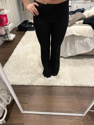 Mid-waist kostymbyxor  - Svarta mid-waist kostymbyxor från Gina tricot, helt nya med prislapp kvar. Storlek 38🥰