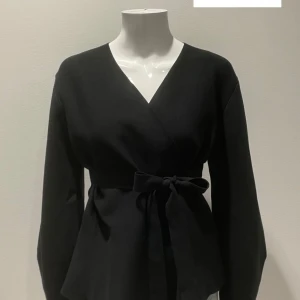 Svart och vit omlottopp med knytband - Säker denna kofta/kappa från Missay i färgen vit eller svart i storlek xs/s🩷