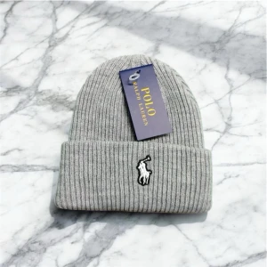 Grå Polo Ralph Lauren Mössa - Grå polo mössa med vit logga. No size. Helt ny oanvänd.