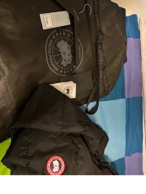 Hybridge Coat - aldrig använt, helt ny, kvitto finns och bevis på att den är äkta finns, jackan är köpt i Toronto, Kanada