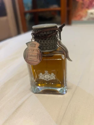 Parfymflaska  - Vi kan diskutera om priset varje parfym är olikt värt 