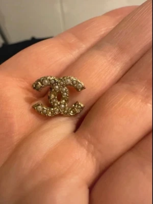 Chanel earring - Chanel earring with pearls. Includes only one authentic earring from chanel. Receipt is on the second picture. Some of the pearls has gotten out but it’s hard to notice (first picture)