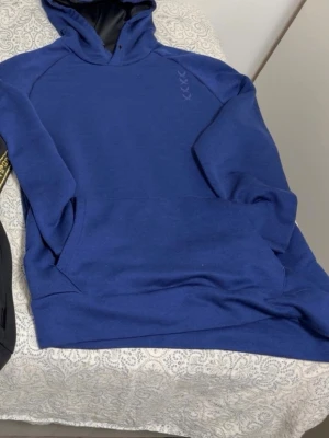 Blå hoodie med svart innerfoder - 2 hoodies en blå och en vit samt 3 enfärgade Långtröjor. Alla för 200kr, eller 50kr styck.