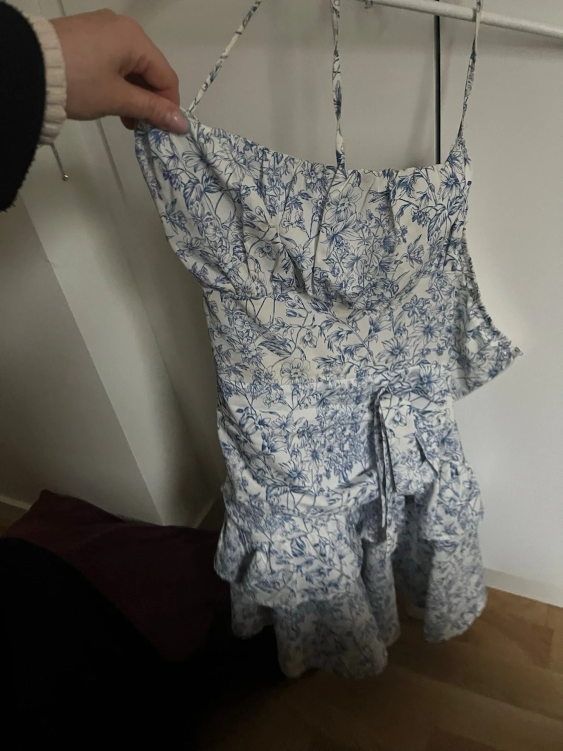 Blommig volangklänning med knyt - 1