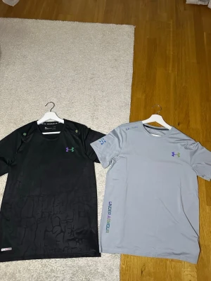 Under armour t shirt  - Säljer dessa två under armour t shirt i 10/10 skick då de aldrig används. Storlek L men passar M och S