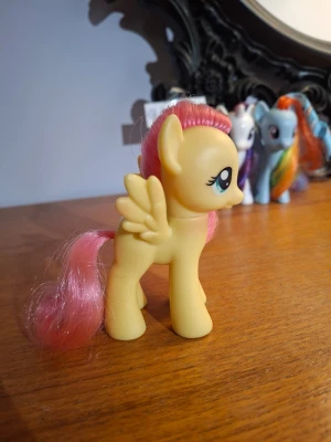 My Little Pony 2010 Fluttershy shy eyes - I gott skick förutom fläcken på halsen, vet ej om den går att få bort. Kolls in fler my mlp på min profil
