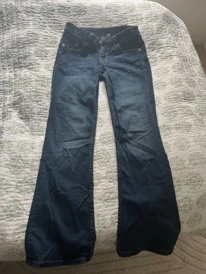 H&M Mörkblå bootcut jeans - Säljer ett par mörkblå bootcut jeans ifrån hm! 😊 