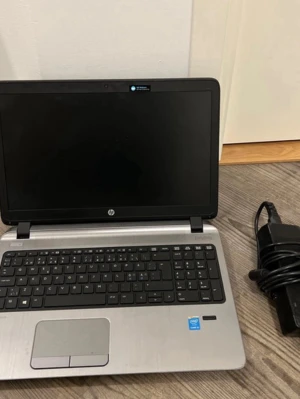 HP ProBook 450 G2 (reservdelar) - Säljer en HP laptop som reservdelar. Den har komponenter i fint skick som RAM-minnen (8 GB), processor (Intel Core i5), skärm, tangentbord, moderkort osv. Allt fungerar, bara att batteriet är död (krävs laddare kopplat i datorn för att fungera), och hårddisken ingår ej p.g.a privata anledningar.  Skriv gärna om ni har några funderingar!🤠