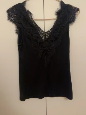 svart snygg spets tröja urinfad  - säljer denna svarta spets uringade  tröjan då den ej används. storlek står ej men jag är xs-s o den passar mig men är väldigt stretchiga o tyget så kan passa en M också 
