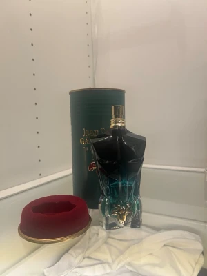 Jean Paul Gaultier Le beau le parfum  - Säljer en JPG le beau le parfum 35/75 ml.Inga problem finns allt är som de ska,säljer pga vill bli av med parfymera jag inte använder,vid funderingar är de bara och höra av sig 😊
