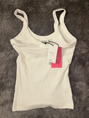 Vit ribbad linnetopp från Gina  - Helt ny med prislapp 