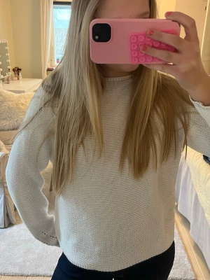 Vit tröja från Zara  - Jättefin tröja från Zara i barnstorlek 164 men skulle säga att den sitter som XS🥰