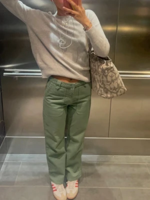 Ba&Sh jeans  - Så snygga och trendiga jeans. Älskar fickorna och modellen 🤍 stl 0 och passar mig som är en 36 i byxa och är 170cm! Köpta för runt 1500:-