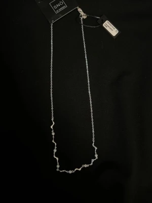 Silvrigt halsband från SNÖ of Sweden - Snyggt halsband i silver från snö of Sweden. Aldrig använt. 